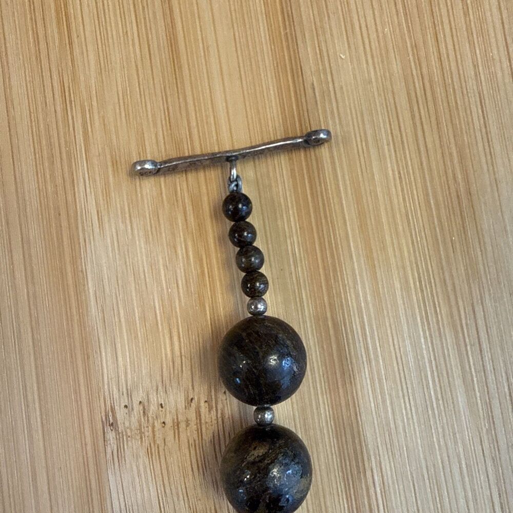 BROWN BEAD BRACELET WITH SILVER FLOWER CLASP UNBRANDED - Picture 6 of 6